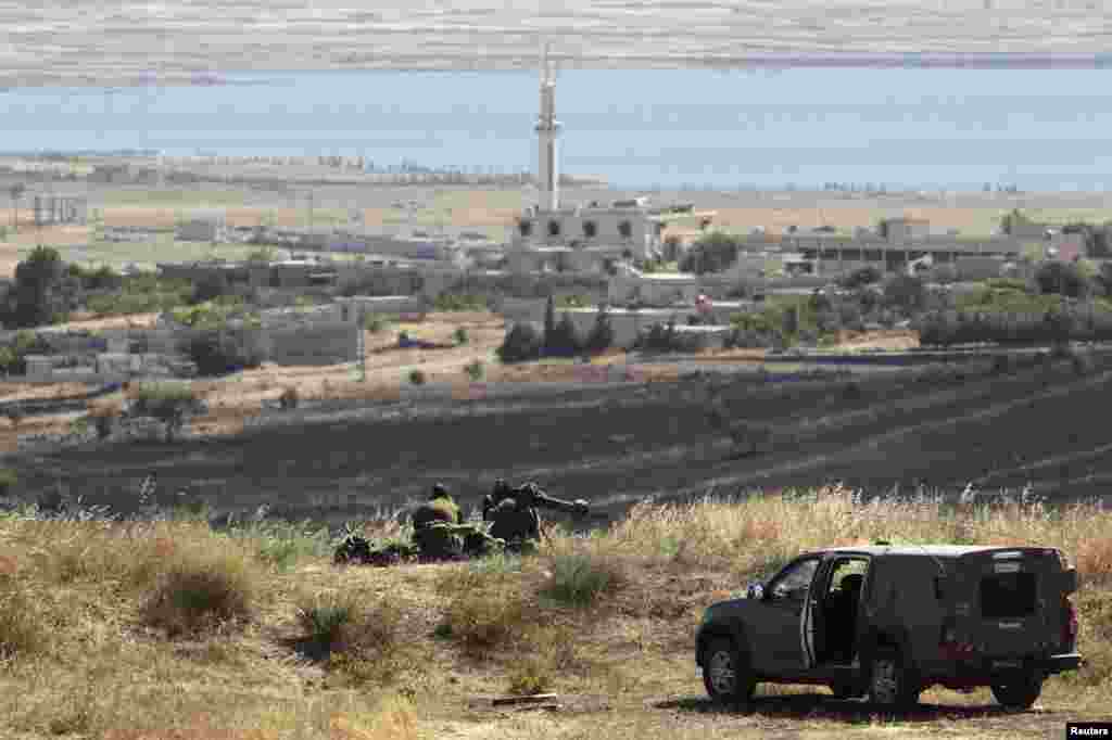 An Israeli soldier holds an anti-tank weapon in the Golan Heights near a Syrian village near the Quneitra border crossing, June 7, 2013.