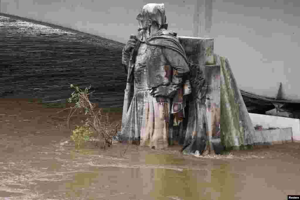 រូបសំណាក Zouave នៅ Pont de l'Alma រងការលិចពាក់កណ្តាលខ្លួនពីទឹកទន្លេ Seine បន្ទាប់មានភ្លៀងធ្លាក់ខ្លាំងអស់ពេលប៉ុន្មានថ្ងៃនៅក្រុងប៉ារីស ប្រទេសបារាំង ខណៈដែលរូបសំណាក នេះត្រូវបានចាត់ទុកជាចំណុចបញ្ជាក់ពីកម្រិតទឹកទន្លេ Seine។ នៅពេលដែលជើងរូបសំណាកនេះលិចទឹក ប្រតិបត្តិការទប់ទល់នឹងគ្រោះទឹកជំនន់ត្រូវបានចាត់ឡើង។