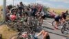 Tour de La Réunion: un homme place des barrières pour faire chuter les cyclistes