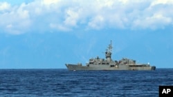 Kapal AL Taiwan terlihat dari geladak kapal militer China saat latihan militer pada Jumat, 5 Agustus 2022. (Foto: AP)