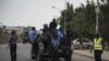 Des membres de la police nigériane poursuivent les manifestants du Mouvement islamique du Nigéria (IMN) à Abuja le 17 avril 2018.