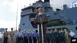 Presiden Amerika Serikat Barack Obama menyampaikan sambutan seusai meninjau kapal BRP Gregorio del Pilar di Manila, Filipina, Selasa (17/11). 
