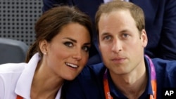 Pengacara pasangan kerajaan Inggris, Pangeran William dan Kate Middleton memenangkan tuntutan atas majalah Perancis 'Closer' yang dituduh melanggar hak privasi mereka (foto: dok). 
