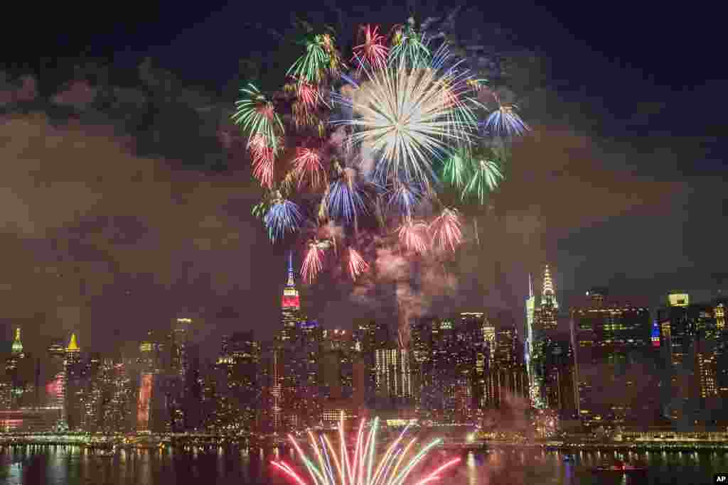 Amurukawa na murnar na gudanar da bikin yin wasanin da wuta a samaniya a jihar New York a ranra da kasar ta samun yancin kai ranar 4 ga watan Yuli shekarar 2017. 