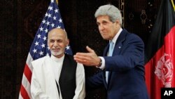 Menlu AS John Kerry bertemu dengan kandidat presiden Afghanistan Ashraf Ghani Ahmadzai di Kedutaan Besar AS di Kabul, 11/7/2014.