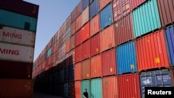 Des conteneurs dans le port de Shanghai, le 10 avril 2018 