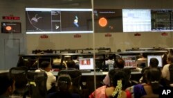 Para ilmuwan di Indian Space Research Organisation (ISRO) tengah mengamati layar yang menayangkan grafik tentang Misi Mars Orbiter di Telemetry, Bangalore, India (24/9).