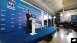 Perdana Menteri Rusia Dmitry Medvedev berpidato di hadapan para pejabat partai Rusia Bersatu di Moskow (23/12).