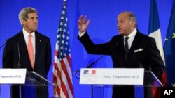 Manlu AS John Kerry dan Menlu Perancis Laurent Fabius menggelar konferensi pers di kantor Kementerian Luar Negeri Perancis di Paris, Sabtu (7/9).