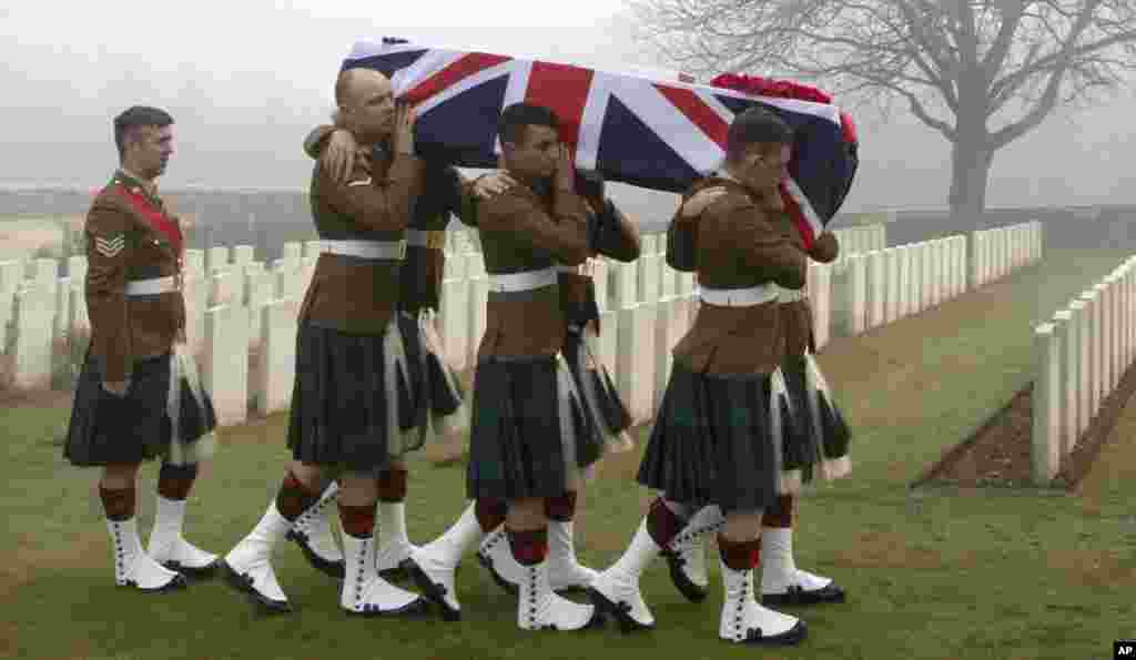Para perwira militer mengusung peti jenazah tentara Inggris dari Perang Dunia I William McAleer dalam acara layanan pemakaman kembali di pemakaman Inggris Loos Perang Dunia I di Loos-en-Gohelle, Prancis. Private William McAleer dari Batalyon 7, Royal Scots Fusiliers tewas dalam pertempuran pada 26 September 1915 yang dikenal dengan Battle of Loos. Sisa-sisa jenazahnya ditemukan dan diidentifikasi pada tahun 2010 di daerah itu dan saat ini dimakamkan kembali dengan upacara kehormatan militer lengkap bersama 19 prajurit yang tidak dikenal lainnya.