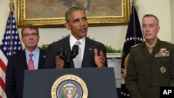 Presiden AS, Barack Obama, diapit Menhan Ash Carter (kiri) dan Kastaf Gabungan Jend. Joseph Dunford mengeluarkan pernyataan tentang Afghanistan. Gedung Putih, Washington, D.C. (foto: AP Photo/Susan Walsh)