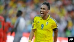 Pierre Emerick Aubameyang célèbre son but lors du match d’ouverture de la CAN 2017 contre la Guinée-Bissau, au stade de l’Amitié de Libreville, Gabon, 14 janvier 2014.