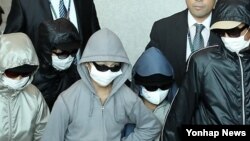 지난해 10월 목선을 타고 표류하다 일본에 도착했던 탈북자들이 인천공항을 통해 입국하는 장면(자료사진)