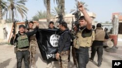 Pasukan Keamanan Irak merayakan kemenangan mereka setelah menrebut kembali kota Ramadi, 115 kilometer sebelah barat kota Baghdad, Irak, dari tangan laskar ISIS (Foto: dok).