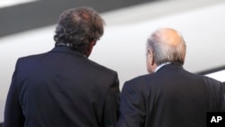 Les anciens dirigeants de la FIFA, Michel Platini (Gauche) et Joseph Blatter (Droite).