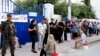 Des électeurs, faisant la queue pour accomplir leur devoir de citoyen, le dimanche 15 septembre 2015.