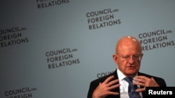 James Clapper, direktur intelijen nasional AS, berbicara di Dewan Hubungan Luar Negeri di kota New York (25/10). (Reuters/Brendan McDermid)