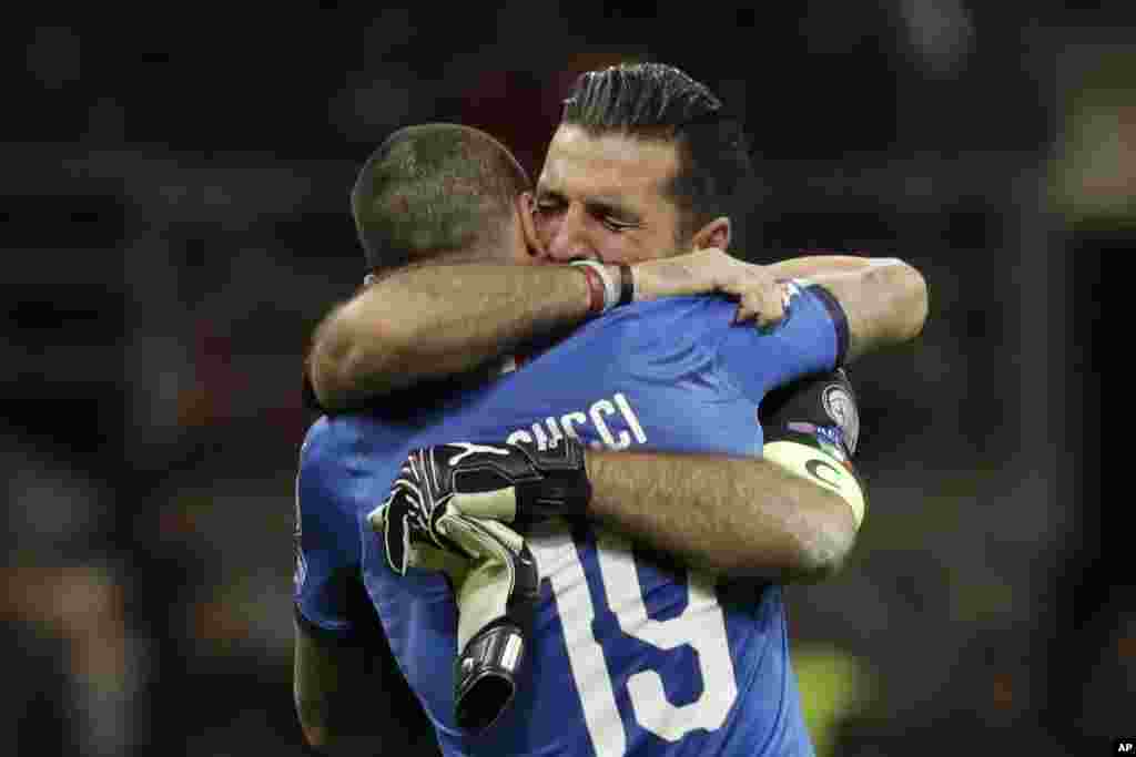 Le gardien de but italien Gianluigi Buffon est réconforté par son coéquipier Leonardo Bonucci après l&#39;élimination de son équipe lors du match de barrage entre l&#39;Italie et la Suède, au stade San Siro de Milan, Italie, le 13 novembre 2017.