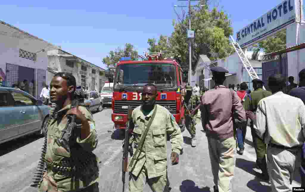 Des agents de sécurité apperçus en dehors de l&#39;hotel Central après une attaque à la bombe à Mogadiscio, en Somalie.