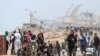 Palestinezë të zhvendosur largohen nga zona në afërsi të spitalit al-Shifa