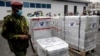 ARCHIVES - Un militaire kényan surveille un lot de 182 000 vaccins AstraZeneca provenant du gouvernement grec, à l'aéroport Jomo Kenyatta de Nairobi, le 6 août 2021.
